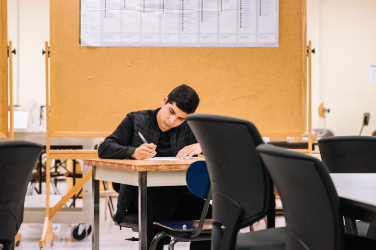 Estudiante de preparatoria trabajando
