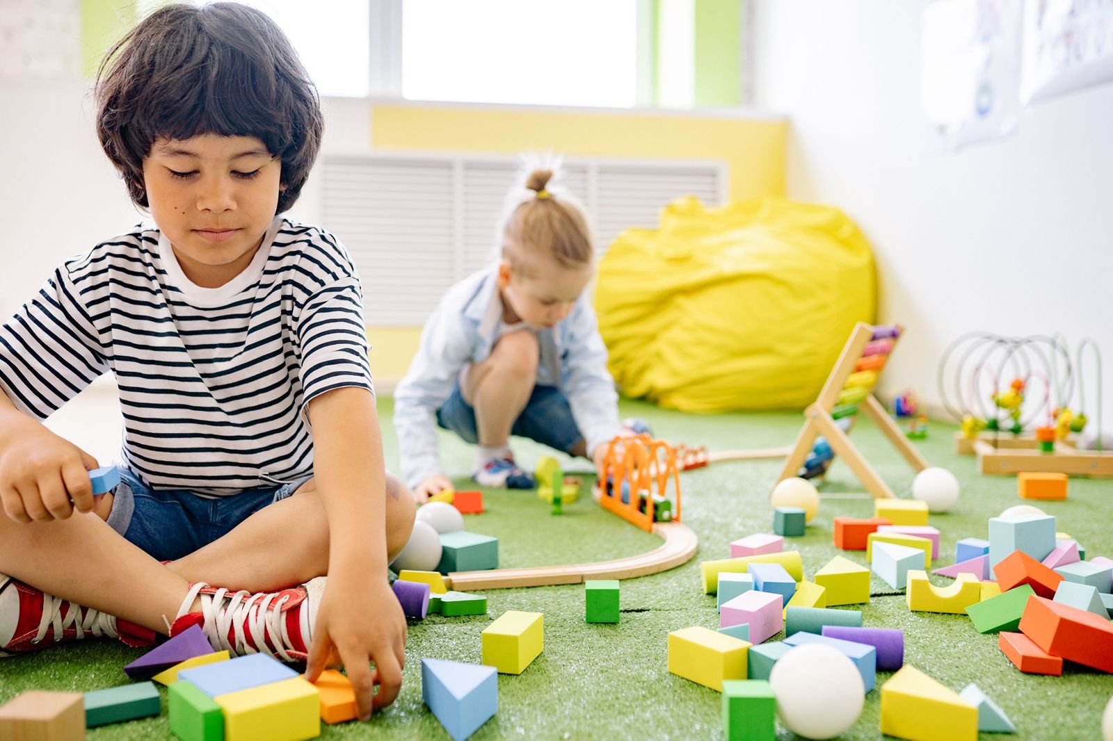 chicos de preescolar jugando