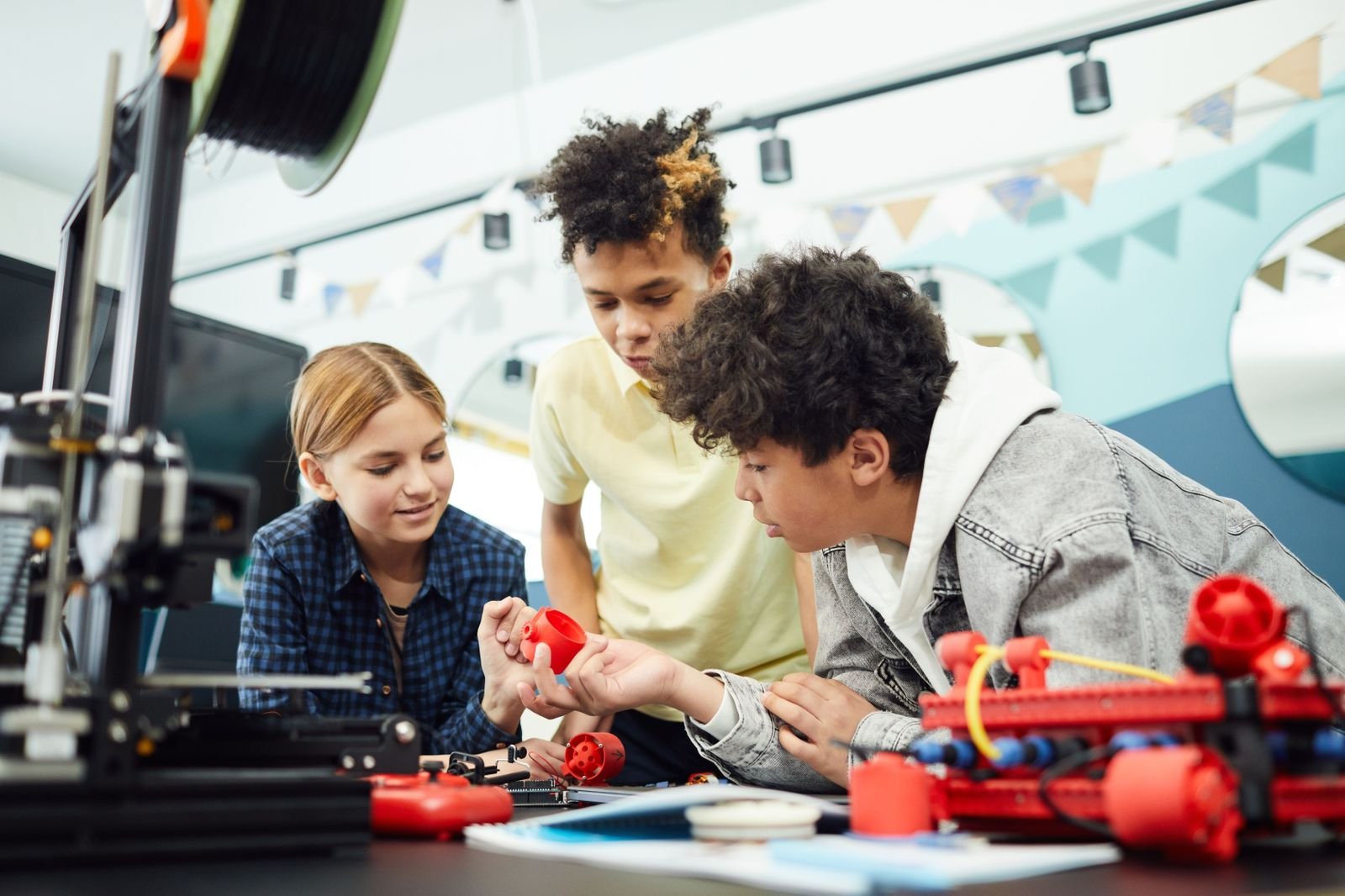 Estudiantes construyendo robot en laboratorio